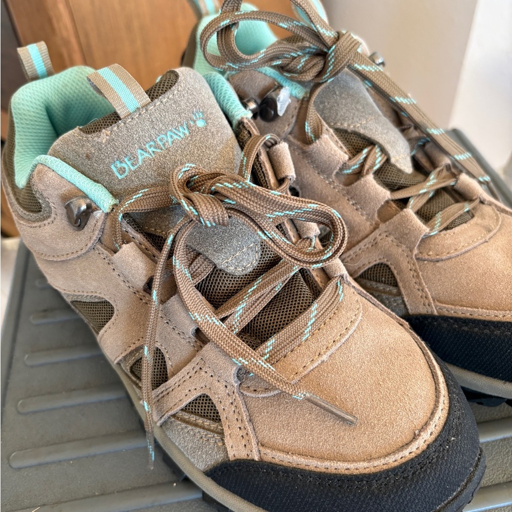 BEARPAW women’s Tan and Blue hiking Shoes Sz 8